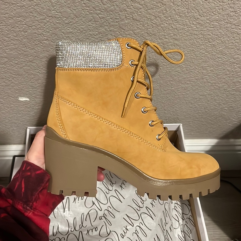 Brand new boots, haven't been worn, I don't fit in a size 8 1/2, ran small on me